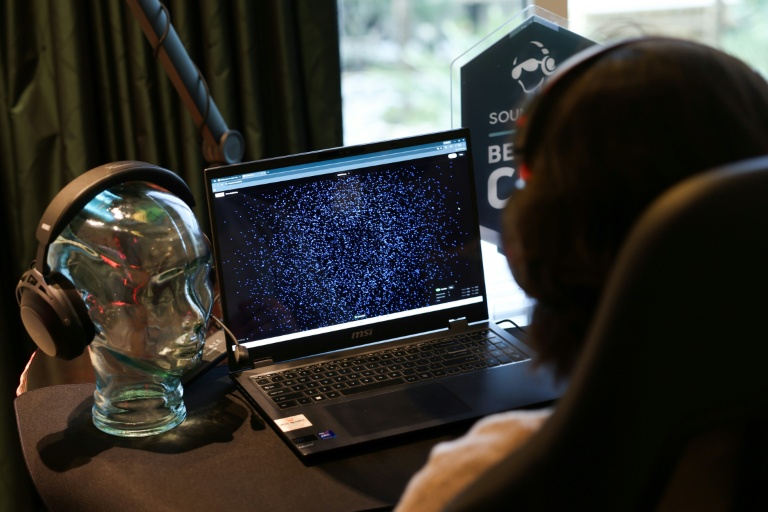 Ramses Alcaide, patron de la start-up Neurable, fait la démonstration de l'interface cerveau-ordinateur HyperX, et d'un casque audio de jeu permettant de mesurer l'activité des ondes cérébrales (EEG) et d'améliorer les fonctions cérébrales, lors du Consumer Electronics Show (CES) à Las Vegas, le 7 janvier 2026 au Nevada