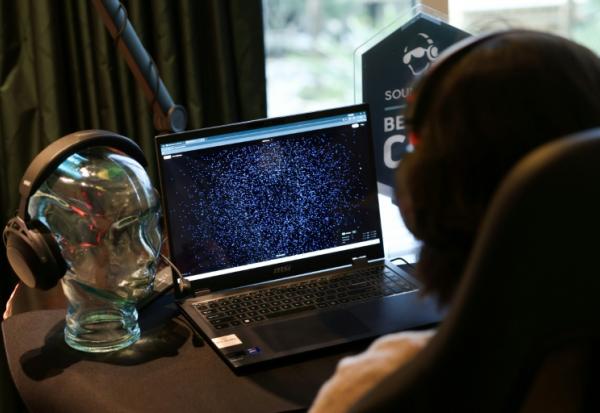 Ramses Alcaide, patron de la start-up Neurable, fait la démonstration de l'interface cerveau-ordinateur HyperX, et d'un casque audio de jeu permettant de mesurer l'activité des ondes cérébrales (EEG) et d'améliorer les fonctions cérébrales, lors du Consumer Electronics Show (CES) à Las Vegas, le 7 janvier 2026 au Nevada