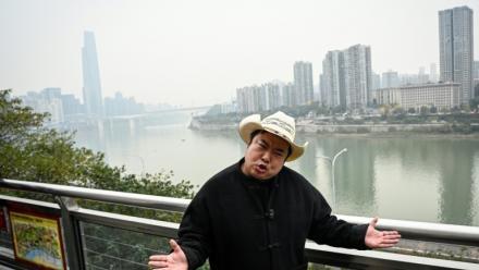 Ryan Chen, le "Trump chinois", est fimé par son assistant pour une vidéo humoristique le 15 décembre 2025 à Chongqing, en Chine