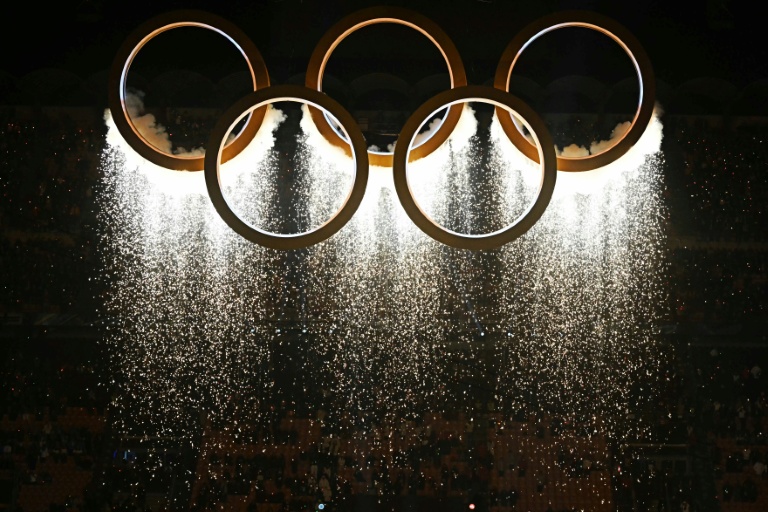 Les anneaux olympiques scintillent durant la cérémonie d'ouverture des Jeux de Milan Cortina, au stade San Siro de Milan, le 6 février 2026