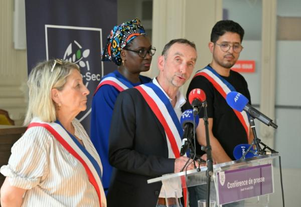 Le maire PCF de Noisy-le-Sec, Olivier Sarrabeyrouse, s'exprime lors d'une conférence de presse, à Noisy-le-Sec, en Seine-Saint-Denis, le 14 août 2025