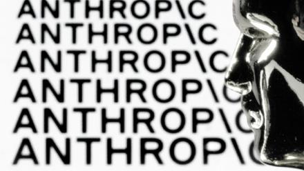 La start-up d'intelligence artificielle (IA) Anthropic a annoncé reporter la commercialisation de son nouveau modèle d'IA, Mythos, le temps de combler les failles informatiques identifiées par l'interface