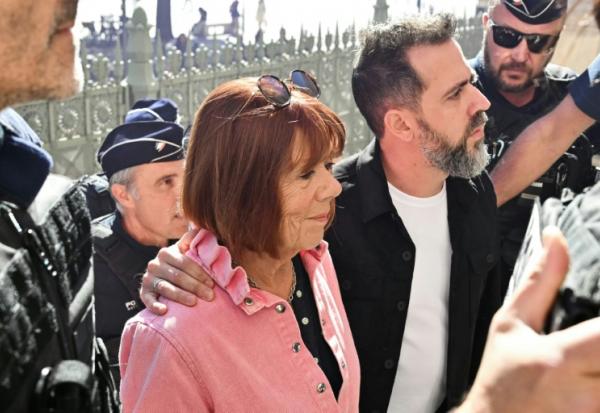 Gisèle Pelicot arrive au palais de justice de Nîmes, avec son fils Florian, le 6 octobre 2025 
