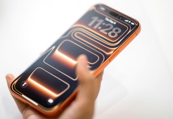 Les utilisateurs britanniques d'iPhone vont devoir prouver leur âge pour accéder à "certains services ou fonctionnalités" liés à leur compte Apple, après une mise à jour du système d'exploitation iOS