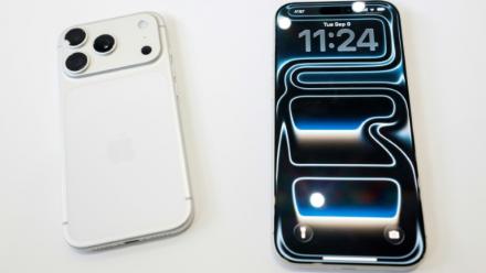 L'Apple iPhone 17 Pro présenté lors de l'événement "Awe-Dropping" au Steve Jobs Theater sur le campus d'Apple Park à Cupertino, en Californie, le 9 septembre 2025