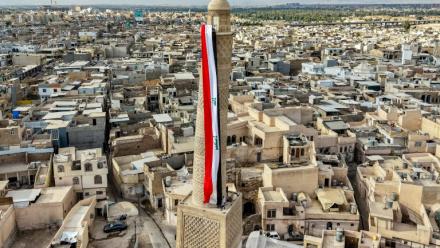 Un drapeau irakien géant est suspendu au minaret penché Hadba, datant du XIIᵉ siècle et reconstruit, dans la vieille ville de Mossoul, le 29 septembre 2026