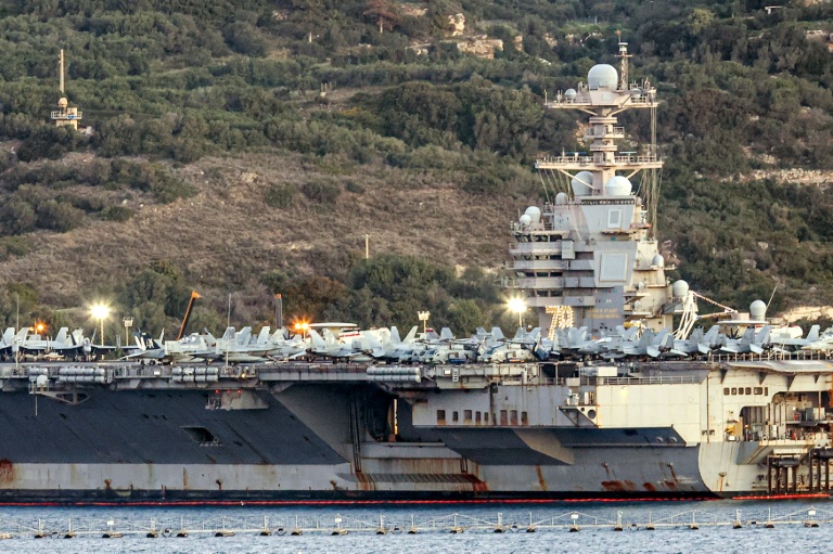 Le porte-avions américain USS Gerald Ford à quai dans la baie de Souda, sur l'île grecque de Crète, en Méditerranée, le 24 février 2026