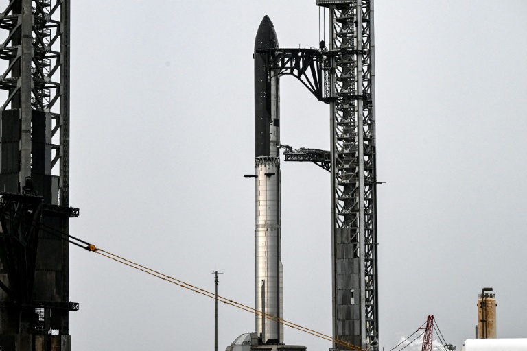 La nouvelle fusée Starship V3 de SpaceX , vue depuis South Padre Island, arrimée à la base spatiale Starbase lors du 12ᵉ vol d'essai, le 21 mai 2026 au Texas