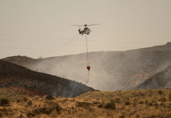 Un hélicoptère d'Infoca (le service andalou de lutte contre les incendies de forêt) largue de l'eau, près de Los Gallardos, dans le sud de l'Espagne, le 11 juillet 2026