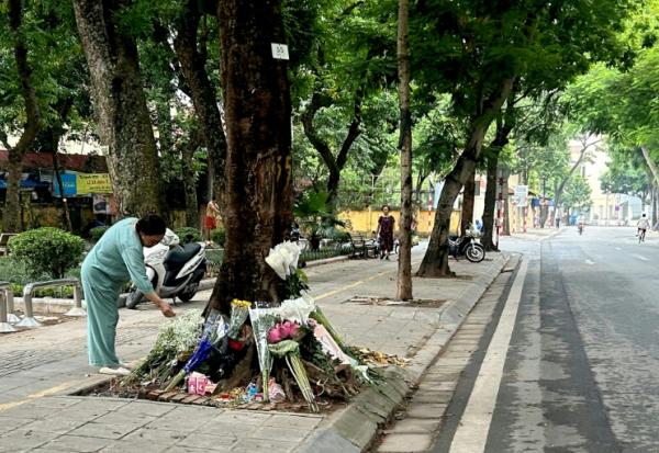 Des fleurs déposées sur les lieux où un haut responsable avait mortellement percuté une adolescente, le 15 août 2026 à Hanoï, au Vietnam