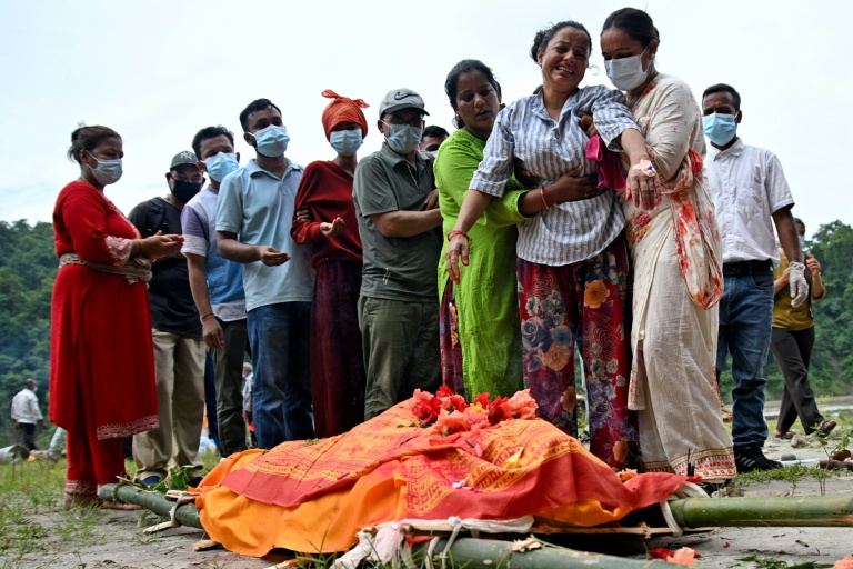 Une mère pleure son fils mort, à ses funérailles dans le district de Chitwan au Népal, le 31 août 2026