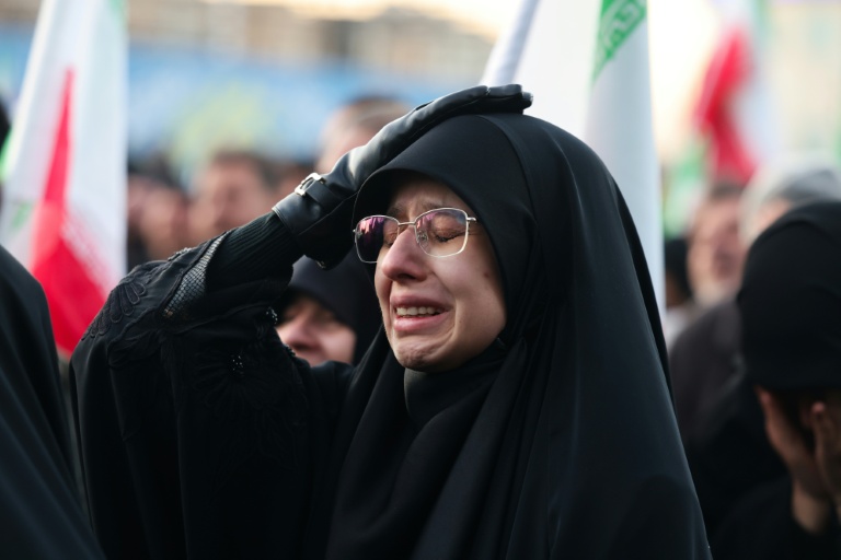 Une femme pleure la mort d'Ali Khamenei, sur une place de Téhéran le 1er mars 2026