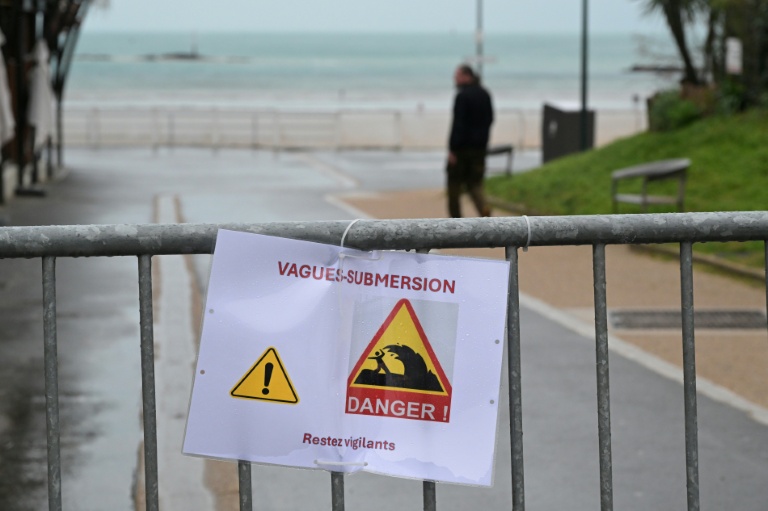 Des barrières avec une affiche de mise en garde pour les risques de vague-submersion devant l'accès à la plage de Dinard, en Ille-et-Vilaine, le 8 janvier 2026