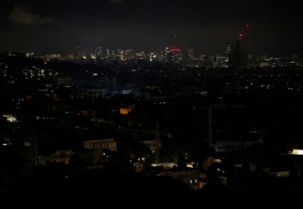 La ville de Barcelone, en Espagne, en partie plongée dans le noir dans la soirée du 28 avril 2025