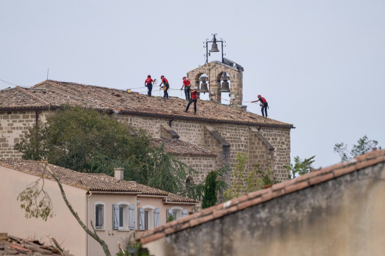 Des pompiers du Groupe de reconnaissance et d'intervention en milieu périlleux (Grimp) sur le toit d'une église à Pomas, dans l'Aude, le 26 août 2026