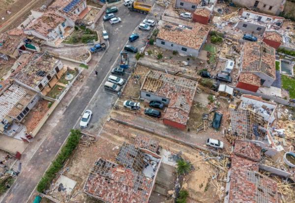 Vue aérienne de maisons détruites par une tornade, le 26 août 2026 à Pomas, dans l'Aude