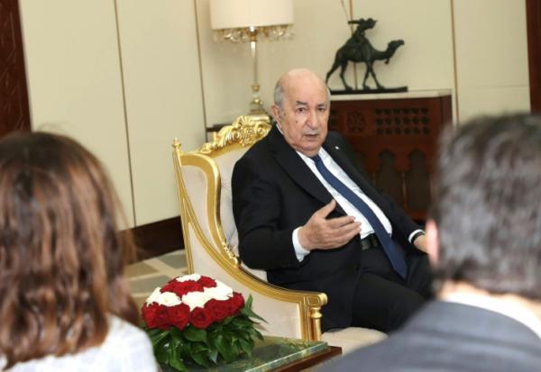 Photo prise sur la page Facebook de la présidence algérienne montrant le président algérien, Abdelmadjid Tebboune (D), serrer la main à la ministre française déléguée aux Armées, Alice Rufo, à Alger, le 9 mai 2026