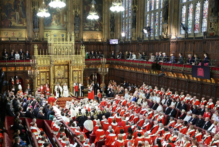 Le roi Charles III et la reine Camilla devant la Chambre des Lords à Londres le 13 mai 2026