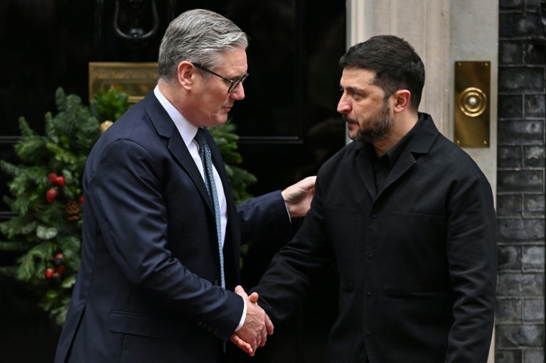 Le Premier ministre britannique Keir Starmer (g) accueille le président ukrainien Volodymyr Zelensky à son arrivée au 10 Downing Street, le 8 décembre 2025 à Londres