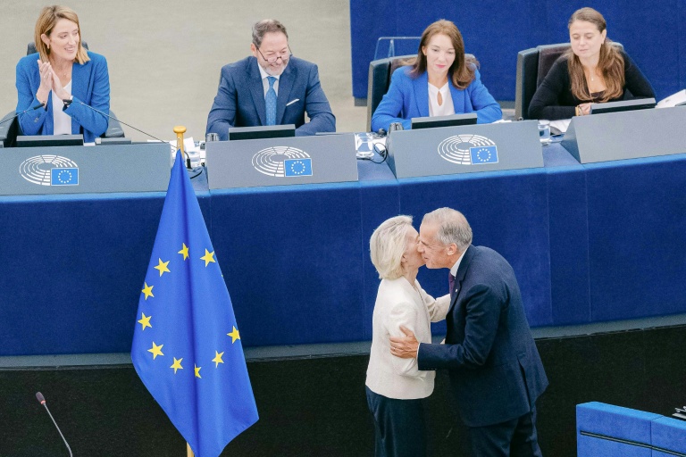 La présidente de la Commission européenne Ursula von der Leyen accueille le Premier ministre canadien Mark Carney, le 16 septembre 2026 au Parlement européen à Strasbourg, dans l'est de la France