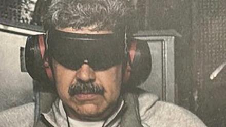 Cette image diffusée par Donald Trump sur son réseau Truth Social le 3 janvier 2026 présente le dirigeant vénézuélien Nicolas Maduro après sa capture par les forces spéciales américaines 