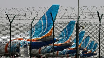 Des avions FlyDubai parqués sur le tarmac à l'aéroport de Dubaï, le 2 mars 2026