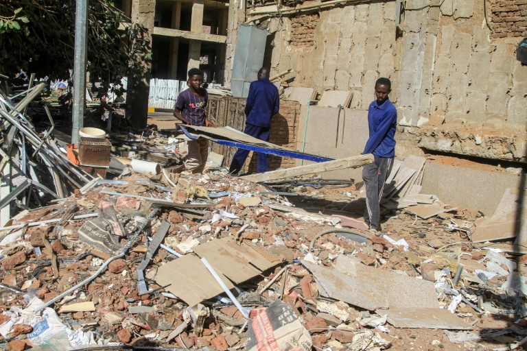 Des ouvriers du bâtiment enlèvent des gravats à Khartoum, au Soudan, le 17 janvier 2026
