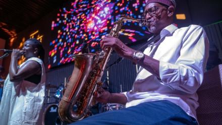 Le saxophoniste Thierno Koité, membre du légendaire groupe Orchestra Baobab, se produit aux côtés de la chanteuse Korka Dieng lors d'un concert au Just For You à Dakar, au Sénégal, le 27 septembre 2026