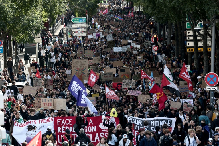 Le cortège de manifestants pour le pouvoir d'achat et les services publics à Marseille, le 24 octobe 2026