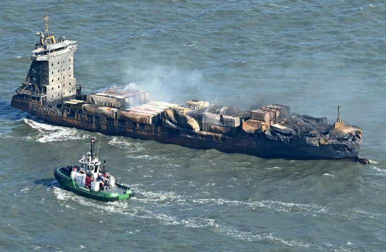 De la fumée s'élève du cargo MV Solong après sa collision la veille avec le pétrolier MV Stena Immaculate, en mer du Nord, au large de Withernsea, à l'est de l'Angleterre, le 11 mars 2025