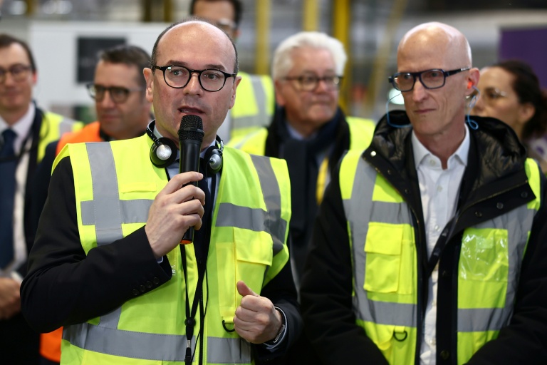 Le ministre délégué à l'Industrie Sébastien Martin s'exprime aux côtés de Timothée Durand, repreneur du verrier Arc, lors d'une visite dans l'usine d'Arques, dans le Pas-de-Calais, le 24 mars 2026