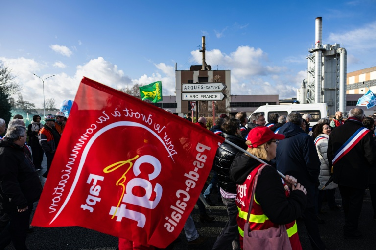 Rassemblement de salariés de l'entreprise en difficulté Arc, le 16 février 2026 à Arques dans le Pas-de-Calais