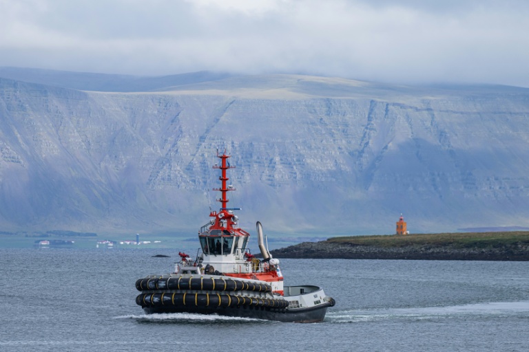 Un remorqueur navigue au large de Reykjavik, en Islande, le 25 août 2026