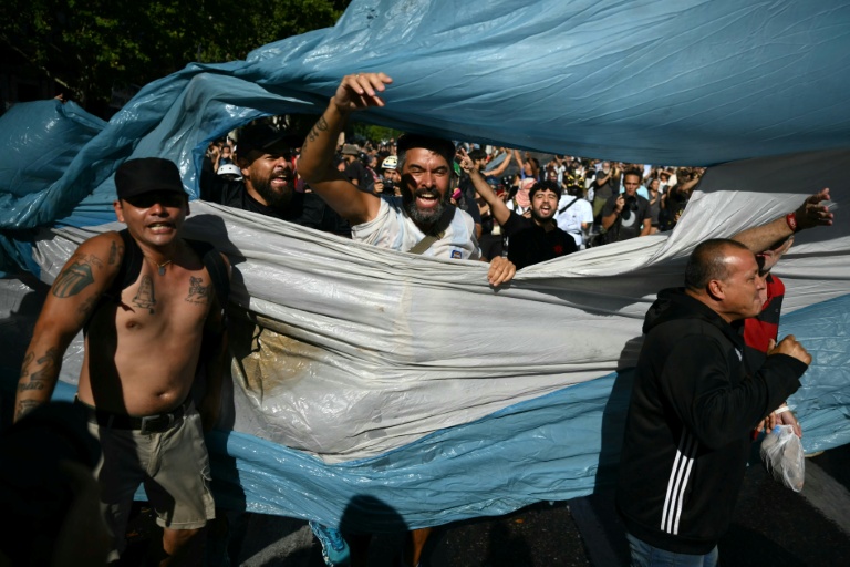 Des manifestants protestent devant le bâtiment du Parlement, où la réforme du travail du président argentin Javier Milei sont débattues, à Buenos Aires, le 19 février 2026