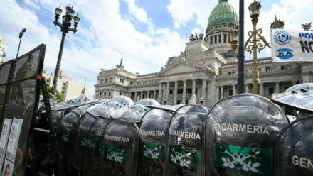 Des gendarmes bloquent l'accès au Sénat où est débattu un projet de réforme du travail à Buenos Aires, le 11 février 2026