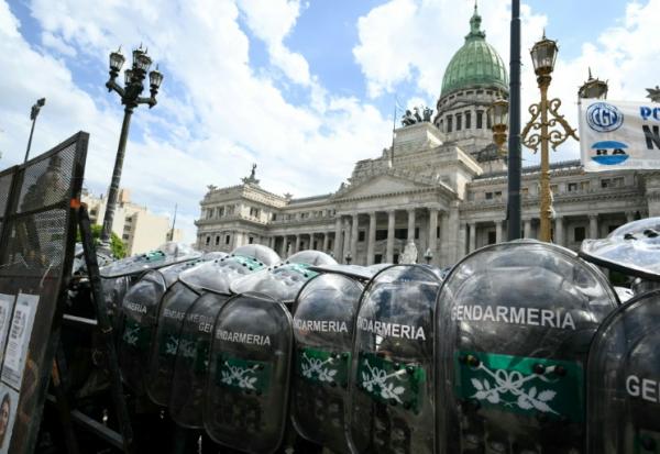 Des gendarmes bloquent l'accès au Sénat où est débattu un projet de réforme du travail à Buenos Aires, le 11 février 2026