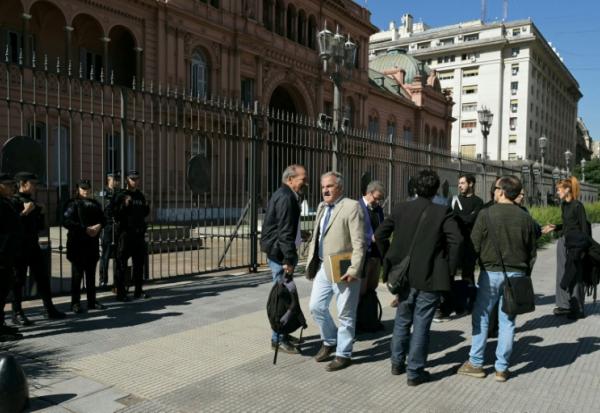 Des journalistes accrédités devant le palais gouvernemental de la Casa Rosada après que le gouvernement du président argentin Javier Milei leur en a interdit l'accès, à Buenos Aires, le 23 avril 2026
