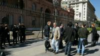 Des journalistes accrédités devant le palais gouvernemental de la Casa Rosada après que le gouvernement du président argentin Javier Milei leur en a interdit l'accès, à Buenos Aires, le 23 avril 2026