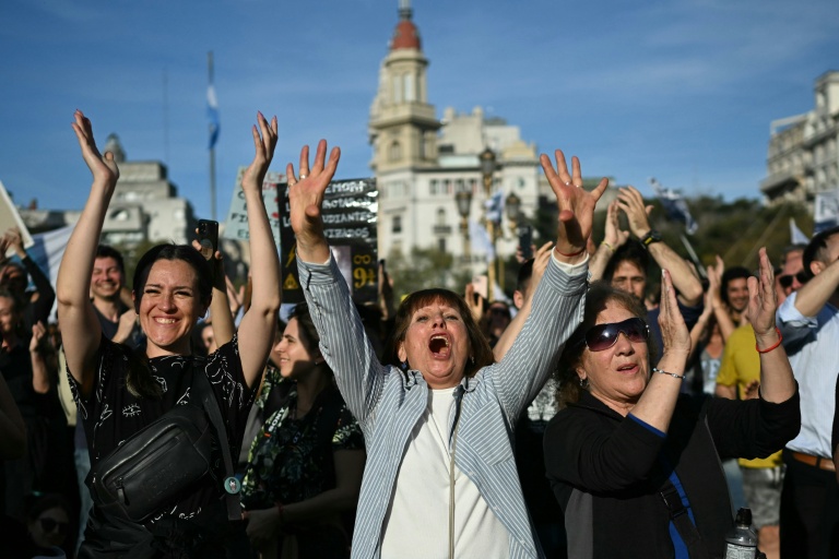 Des manifestants en joie lors d'un rassemblement devant le Parlement après que les députés ont voté contre les veto du président argentin Javier Milei, à Buenos Aires, le 17 septembre 2025