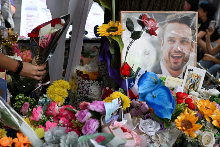 Des fans rendent hommage au chanteur britannique Liam Payne devant l'hôtel CasaSur Palermo, où il est décédé, il y a un an, à Buenos Aires le 16 octobre 2025
