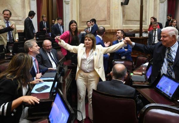 La sénatrice argentine Patricia Bullrich, cheffe du groupe parlementaire du parti au pouvoir, célèbre l'adoption par le Sénat de la loi réformant la législation du travail, le 27 février 2026 à Buenos Aires