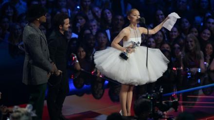 Ariana Grande accepte son prix de la vidéo de l'anée pour son titre "Brighter Days Ahead", le 7 septembre 2025 à Elmont, dans l'Etat de New York