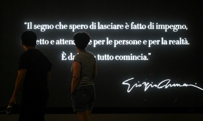 La citation de Giorgio Armani affichée dans la vitrine de l'hôtel Armani, à Milan le 5 septembre 2025 où il évoque la marque qu'il espère laisser 