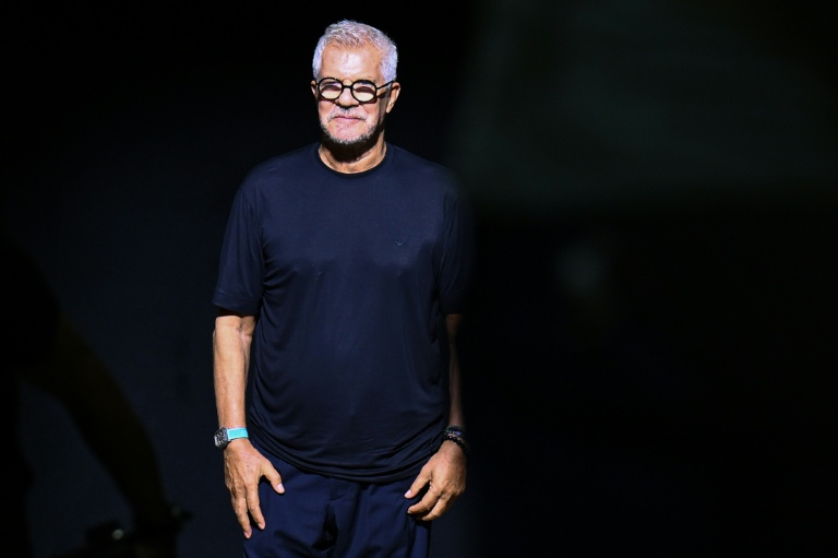 Leo Dell'Orco, compagnon et bras droit de Giorgio Armani, à la fin d'un défilé du styliste italien lors de la Fashion Week de Milan, le 21 juin 2025