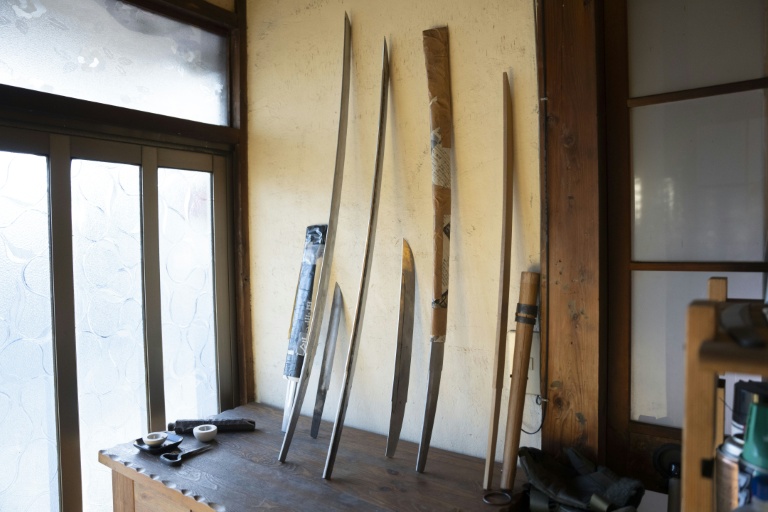 Des lames de katana appuyées contre un mur dans l'atelier du forgeron Akihira Kawasaki à Misato, le 9 janvier 2026 au Japon