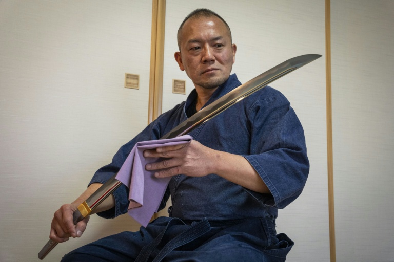 Le forgeron Akihira Kawasaki examine une lame de katana dans son atelier de Misato, dans la préfecture de Saitama, le 9 janvier 2026 au Japon