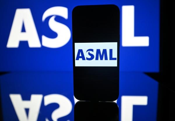 Cette photographie montre des écrans affichant le logo du groupe néerlandais Advanced Semiconductor Materials Lithography (ASML), à Toulouse, dans le sud-ouest de la France, le 9 septembre 2025.