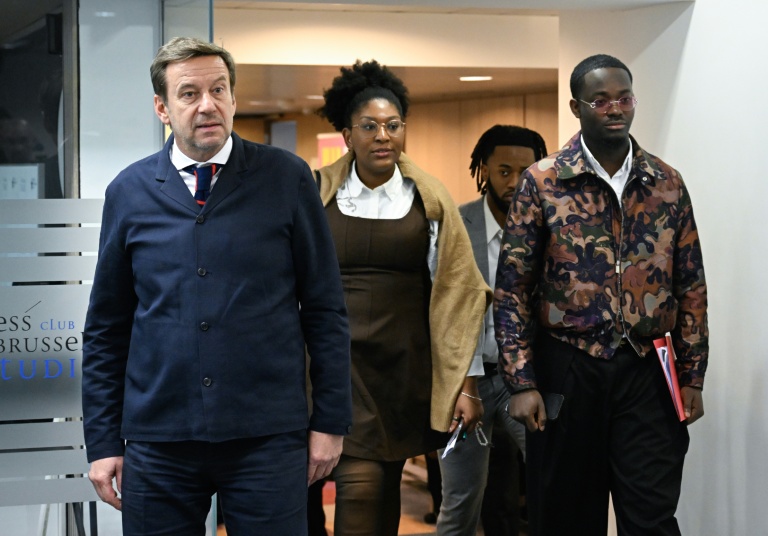 L'avocat Christophe Marchand (g et deux petits-enfants de l'ex-Premier ministre congolais assassiné Patrice Lumumba, Yema (c) et Mehdi Lumumba (d), le 19 janvier 2026 à Bruxelles