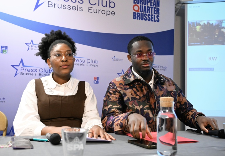 Yema (g) et Mehdi Lumumba (d, deux petits-enfants de l'ex-Premier ministre congolais assassiné Patrice Lumumba, le 19 janvier 2026 à Bruxelles