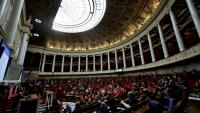 Un délicat débat constitutionnel s'ouvre dans l'hémicycle de l'Assemblée, entre partisans de pouvoirs de dérogation accrus pour répondre aux défis de la Corse, et ceux qui y voient une faille dans la cohésion de la République